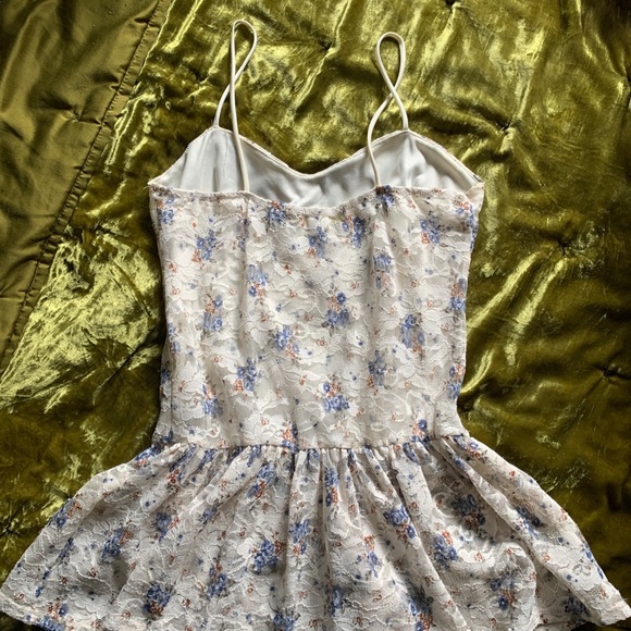 Floral & Lace Peplum Top - Picture 3 of 3